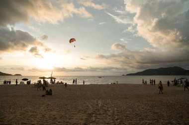 PHUKET, THAILAND - MAYIS 04, 2023: Akşamüstü Patong Sahili manzarası.