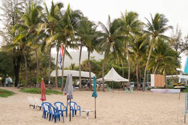 PHUKET, THAILAND - 30 Nisan 2023: Sabahleyin Patong Sahili manzarası