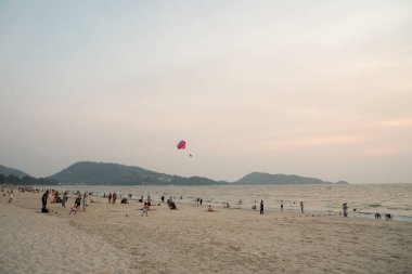 PHUKET, THAILAND - 20 Nisan 2023: Akşamları Patong Sahili manzarası.