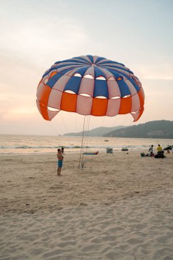 PHUKET, THAILAND - 20 Nisan 2023: akşam Patong Sahili 'nde görülen paraskiing paraşütü.