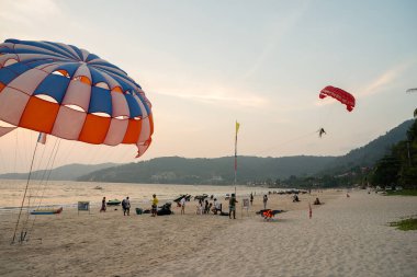 PHUKET, THAILAND - 20 Nisan 2023: akşam Patong Sahili 'nde paraskiing