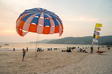 PHUKET, THAILAND - 20 Nisan 2023: akşam Patong Sahili 'nde görülen paraskiing paraşütü.