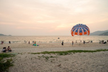 PHUKET, THAILAND - 20 Nisan 2023: akşam Patong Sahili 'nde görülen paraskiing paraşütü.