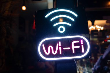 PHUKET, THAILAND - 15 Nisan 2023: Patong, Phuket 'te görüldüğü gibi Wi-Fi işaretinin yakın çekim görüntüsü.