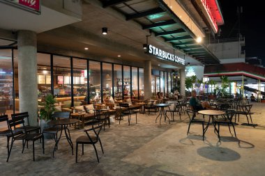 PHUKET, THAILAND - 15 Nisan 2023: Patong, Phuket 'teki Starbucks Kahvesi.