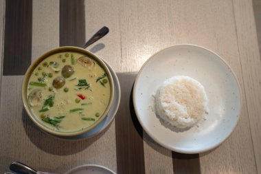 Masada servis edilen pirinçli yeşil köri yakın çekim