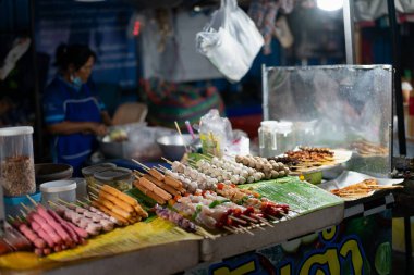 PHUKET, THAILAND - 25 Nisan 2023: Patong, Phuket 'te gece görüldüğü gibi çeşitli yiyecekler sergilenmektedir.