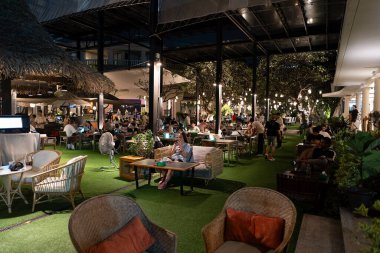 PHUKET, THAILAND - 15 Nisan 2023: Patong 'daki Laimai Avlu Restoranı ve Barosu