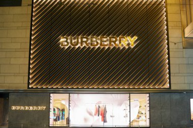 HONG KONG, ÇİN - 05 Aralık 2023: gece vakti Hong Kong 'da Burberry mağazası.