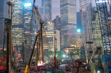 HONG KONG, ÇİN - 05 Aralık 2023: İnşaat alanı ve ekipmanlar Hong Kong 'da görüldüğü gibi çalışmaya başlamak için hazırlandı.