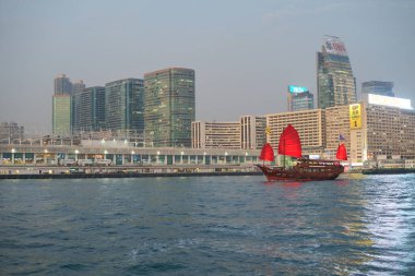 HONG KONG, ÇİN - 05 Aralık 2023: Aqua Luna Victoria Limanı, Hong Kong.