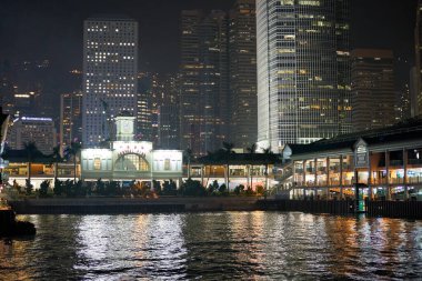 HONG KONG, ÇİN - 05 Aralık 2023: Hong Kong 'daki 4. nesil Star Ferry Rıhtımı' nın kuzey cephesi.