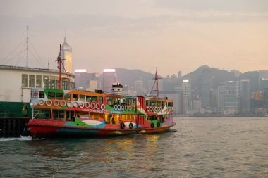 HONG KONG, ÇİN - 05 Aralık 2023: Tsim Sha Tsui, Hong Kong 'da Asya' nın Dünya Şehri 'nde bir yıldız feribotu.