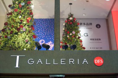 HONG KONG, ÇİN - 05 Aralık 2023: Hong Kong 'daki Tsim Sha Tsui' de görüldüğü üzere DFS işareti ile T Galleria 'nın yakın çekimi.