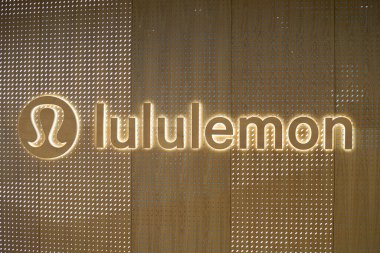HONG KONG, ÇİN - 05 Aralık 2023: Hong Kong 'da görülen Lululemon işaretini yakın çekim.