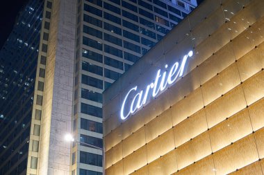 HONG KONG, ÇİN - 05 Aralık 2023 'te Hong Kong' da gece vakti bir binada görüldüğü gibi Cartier işareti.