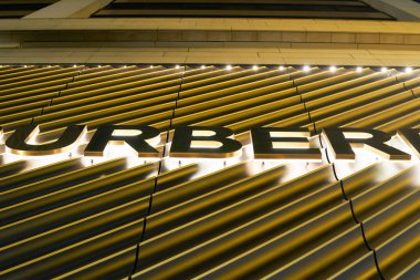 HONG KONG, ÇİN - 05 Aralık 2023: Hong Kong 'da görülen Burberry tabelasını yakın çekim.