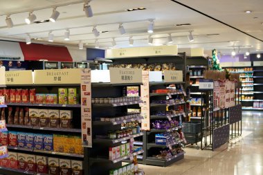 HONG KONG, ÇİN - 05 Aralık 2023: Hong Kong 'daki L' Azur Gurme 'de sergilenen mallar.