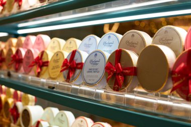 HONG KONG, ÇİN - 05 Aralık 2023: Hong Kong Charbonnel et Walker 'da sergilenen mallar.