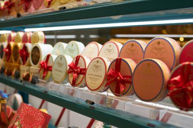 HONG KONG, ÇİN - 05 Aralık 2023: Hong Kong Charbonnel et Walker 'da sergilenen mallar.