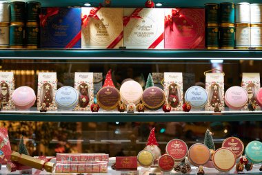 HONG KONG, ÇİN - 05 Aralık 2023: Hong Kong Charbonnel et Walker 'da sergilenen mallar.