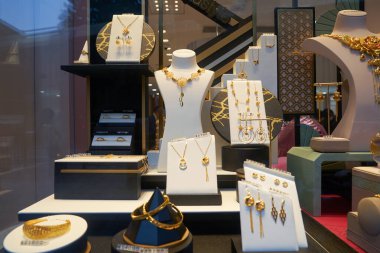 HONG KONG, ÇİN - 05 Aralık 2023: Hong Kong 'daki Luk Fook mağazasında çeşitli mücevher örnekleri sergileniyor.