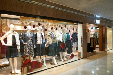 HONG KONG, ÇİN - 05 Aralık 2023: Çin 'deki Wanko mağazasında giysili mankenler sergileniyor.