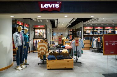 HONG KONG, ÇİN - 05 Aralık 2023: Çin 'deki Levi' s mağazasında çeşitli kot pantolonlar satılıyor.