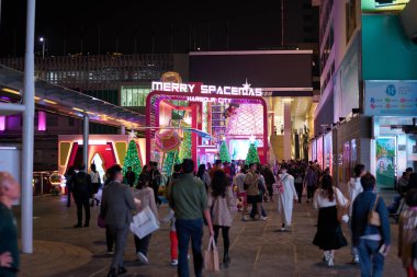 HONG KONG, ÇİN - 05 Aralık 2023: Harbour City 'nin Merry Spacemas açık hava bölgesi. Liman şehri Tsim Sha Tsui, Kowloon 'da bir alışveriş merkezidir..