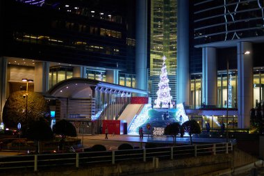 HONG KONG, ÇİN - 05 Aralık 2023: Gece Üç Bahçe Yolu manzarası.