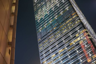 HONG KONG, ÇİN - 05 Aralık 2023: Hong Kong 'daki bir gökdelenin gece manzarası.