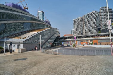 HONG KONG, ÇİN - 05 Aralık 2023: Hong Kong Batı Kowloon İstasyonu sokak manzarası.