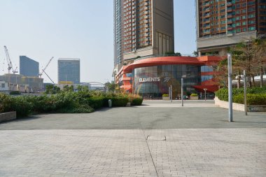 HONG KONG, ÇİN - 05 Aralık 2023: Hong Kong 'daki Elementler alışveriş merkezinin sokak manzarası.