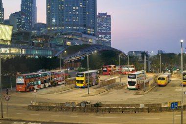 HONG KONG, ÇİN - 05 Aralık 2023 Gece vakti Central Ferry Pier Otobüs Terminali.