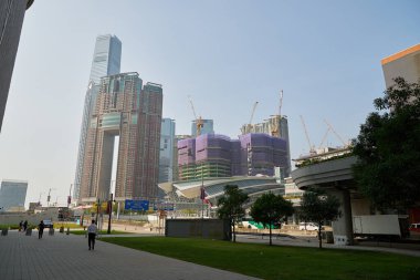 HONG KONG, ÇİN - 05 Aralık 2023: Kowloon kentsel manzarasının sokak seviyesi.