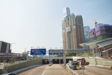 HONG KONG, ÇİN - 05 Aralık 2023: çift katlı bir otobüsün üst güvertesinden Hong Kong şehir manzarası.