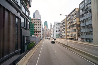HONG KONG, ÇİN - 05 Aralık 2023: çift katlı bir otobüsün üst güvertesinden Hong Kong şehir manzarası.