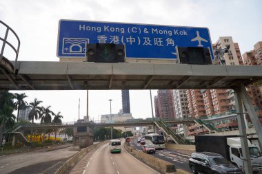 HONG KONG, ÇİN - 05 Aralık 2023: çift katlı bir otobüsün üst güvertesinden Hong Kong şehir manzarası.