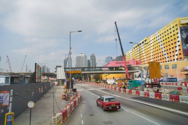 HONG KONG, ÇİN - 05 Aralık 2023: çift katlı bir otobüsün üst güvertesinden Hong Kong şehir manzarası.