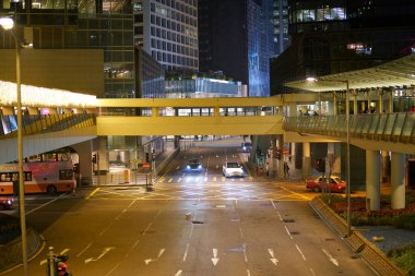 HONG KONG, ÇİN - 05 Aralık 2023: Yaya köprüsü Hong Kong 'da gece vakti.