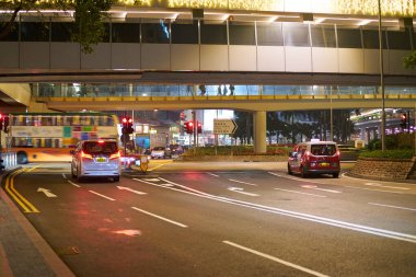 HONG KONG, ÇİN - 05 Aralık 2023: Gece vakti Merkez Bölge sokak manzarası.