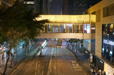 HONG KONG, ÇİN - 05 Aralık 2023: Gece vakti Merkez Bölgede bir yol manzarası.