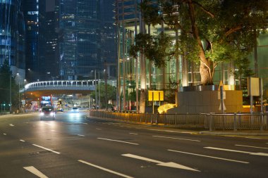 HONG KONG, ÇİN - 05 Aralık 2023: Gece vakti Merkez Bölge sokak manzarası.