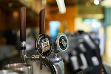 HONG KONG, ÇİN - 05 Aralık 2023: Hong Kong Starbucks 'taki Starbucks Kahvesi' nde görülen Cold Brew musluklarının yakın çekimi.