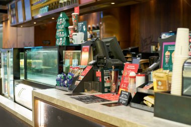 HONG KONG, ÇİN - 05 Aralık 2023: Hong Kong Starbucks Kahve Satış Bölgesi.