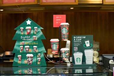 HONG KONG, ÇİN - 05 Aralık 2023: Hong Kong Starbucks Kahvesi 'nde çeşitli tek kullanımlık bardaklar sergileniyor.