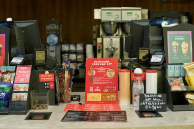 HONG KONG, ÇİN - 05 Aralık 2023: Hong Kong Starbucks Kahve Satış Bölgesi.