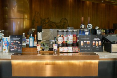 HONG KONG, ÇİN - 05 Aralık 2023: Hong Kong Starbucks Kahvesi 'nde görüldüğü gibi çeşitli içecekler.