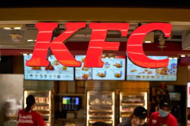 HONG KONG, ÇİN - 05 Aralık 2023: Hong Kong 'da görülen KFC tabelasını yakın çekim.