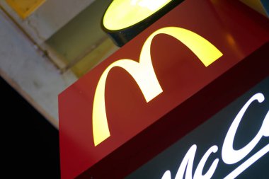 HONG KONG, ÇİN - 05 Aralık 2023: Hong Kong 'daki McDonald' s fast-food restoranında görülen Altın Kemer tabelasının yakın çekimi.